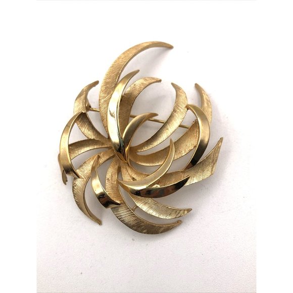 Vintage TRIFARI  Brooch Polished and Textured Floral Spray Goldtone Brooch - Picture 8 of 8